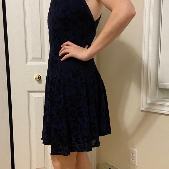 SUSAN ROSELLI for VIJACK  Embossed Velvet Cocktail Dress - Picture 5 of 14